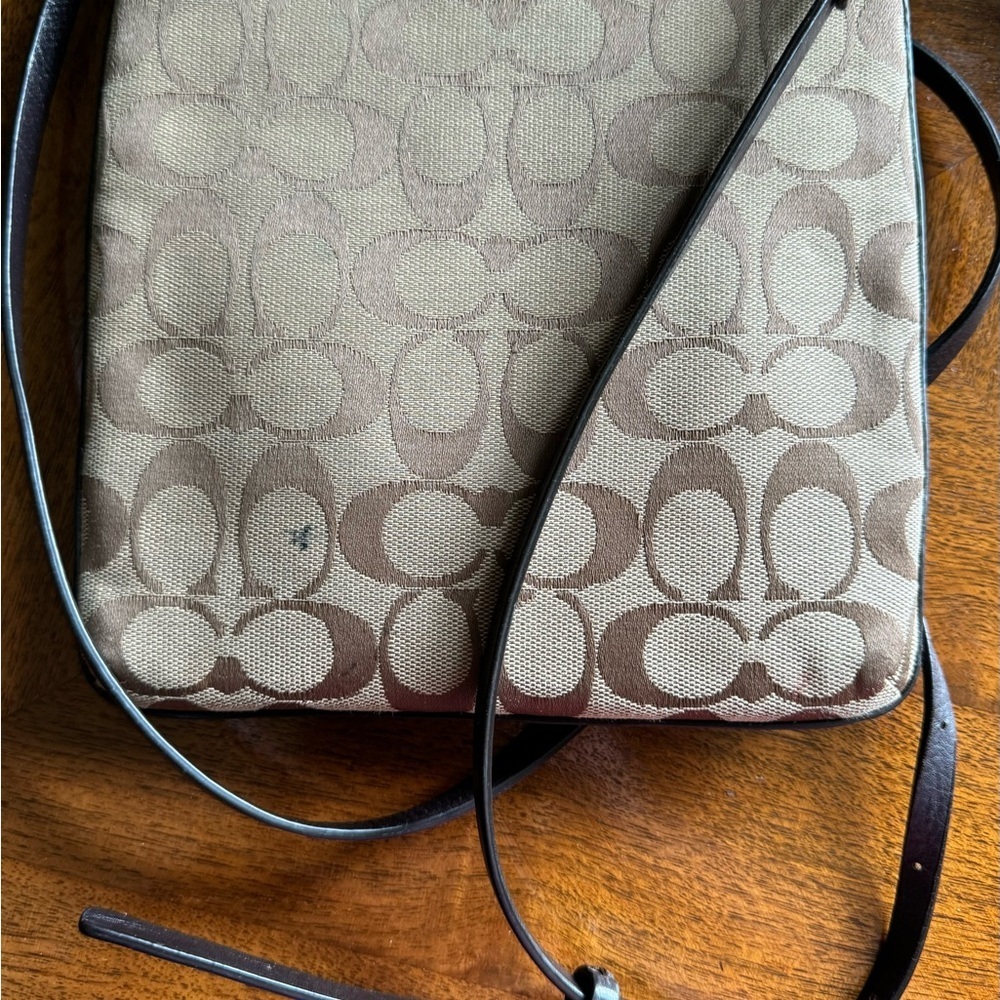 Tommy Hilfiger over the shoulder bag - Picture 2 of 4